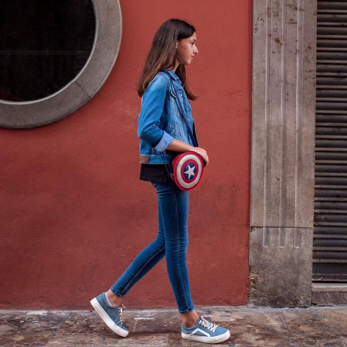 BOLSO BANDOLERA POLIPIEL AVENGERS 18X18X5CM - ILUSION SHOP